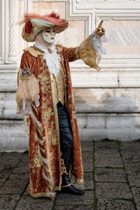 Die Kostümierten der Karnevalsparade von Venedig 2026 vor der Kirche San Zaccaria.