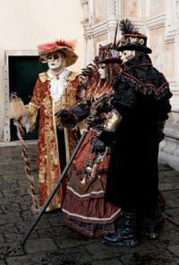 Die Kostümierten der Karnevalsparade von Venedig 2026 vor der Kirche San Zaccaria.