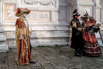 Die Kostümierten der Karnevalsparade von Venedig 2026 vor der Kirche San Zaccaria.