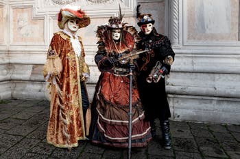 Die Kostümierten der Karnevalsparade von Venedig 2026 vor der Kirche San Zaccaria.