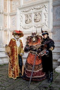 Die Kostümierten der Karnevalsparade von Venedig 2026 vor der Kirche San Zaccaria.
