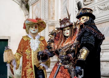 Die Kostümierten der Karnevalsparade von Venedig 2026 vor der Kirche San Zaccaria.