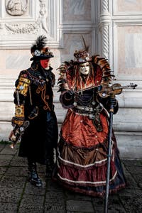 Die Kostümierten der Karnevalsparade von Venedig 2026 vor der Kirche San Zaccaria.