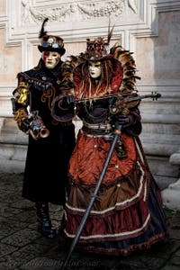 Die Kostümierten der Karnevalsparade von Venedig 2026 vor der Kirche San Zaccaria.