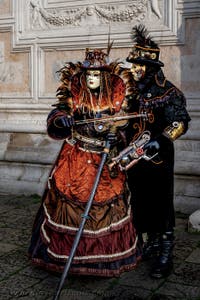 Die Kostümierten der Karnevalsparade von Venedig 2026 vor der Kirche San Zaccaria.