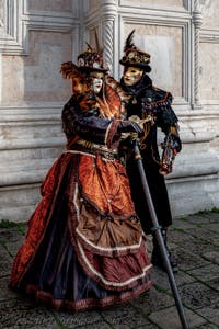 Die Kostümierten der Karnevalsparade von Venedig 2026 vor der Kirche San Zaccaria.