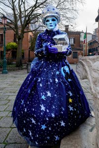 Die Kostümierten der Karnevalsparade von Venedig 2026 vor der Kirche San Zaccaria.