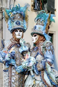 Die Kostümierten der Karnevalsparade von Venedig 2026 vor der Kirche San Zaccaria.