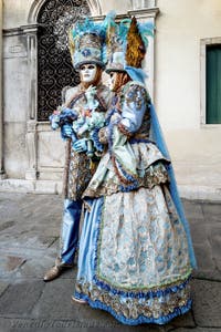 Die Kostümierten der Karnevalsparade von Venedig 2026 vor der Kirche San Zaccaria.