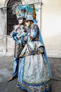Die Kostümierten der Karnevalsparade von Venedig 2026 vor der Kirche San Zaccaria.