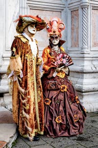 Die Kostümierten der Karnevalsparade von Venedig 2026 vor der Kirche San Zaccaria.