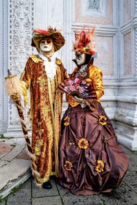 Die Kostümierten der Karnevalsparade von Venedig 2026 vor der Kirche San Zaccaria.