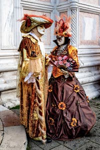Die Kostümierten der Karnevalsparade von Venedig 2026 vor der Kirche San Zaccaria.