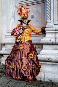 Die Kostümierten der Karnevalsparade von Venedig 2026 vor der Kirche San Zaccaria.
