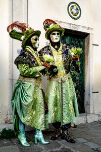 Die Kostümierten der Karnevalsparade von Venedig 2026 vor der Kirche San Zaccaria.