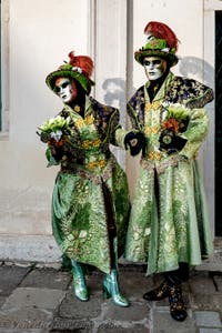 Die Kostümierten der Karnevalsparade von Venedig 2026 vor der Kirche San Zaccaria.
