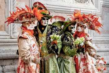 Die Kostümierten der Karnevalsparade von Venedig 2026 vor der Kirche San Zaccaria.
