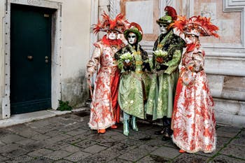 Die Kostümierten der Karnevalsparade von Venedig 2026 vor der Kirche San Zaccaria.