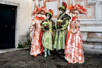 Die Kostümierten der Karnevalsparade von Venedig 2026 vor der Kirche San Zaccaria.