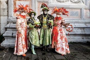 Die Kostümierten der Karnevalsparade von Venedig 2026 vor der Kirche San Zaccaria.