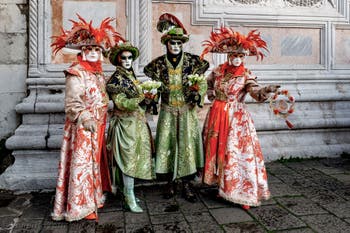 Die Kostümierten der Karnevalsparade von Venedig 2026 vor der Kirche San Zaccaria.