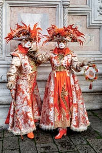Die Kostümierten der Karnevalsparade von Venedig 2026 vor der Kirche San Zaccaria.