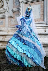 Die Kostümierten der Karnevalsparade von Venedig 2026 vor der Kirche San Zaccaria.