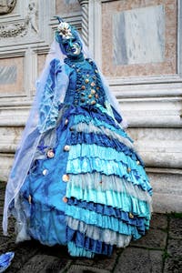 Die Kostümierten der Karnevalsparade von Venedig 2026 vor der Kirche San Zaccaria.