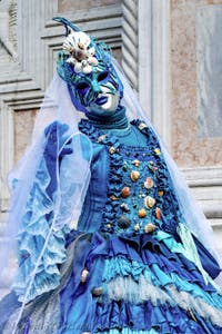 Die Kostümierten der Karnevalsparade von Venedig 2026 vor der Kirche San Zaccaria.