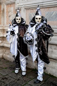 Die Kostümierten der Karnevalsparade von Venedig 2026 vor der Kirche San Zaccaria.