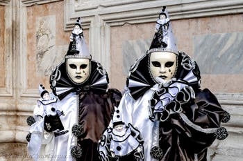 Die Kostümierten der Karnevalsparade von Venedig 2026 vor der Kirche San Zaccaria.
