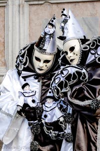 Die Kostümierten der Karnevalsparade von Venedig 2026 vor der Kirche San Zaccaria.