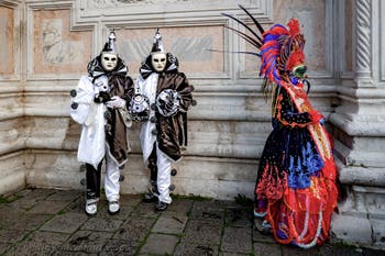 Die Kostümierten der Karnevalsparade von Venedig 2026 vor der Kirche San Zaccaria.