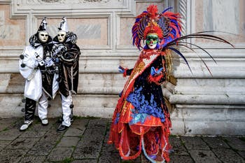 Die Kostümierten der Karnevalsparade von Venedig 2026 vor der Kirche San Zaccaria.