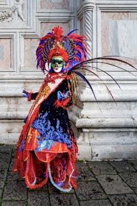 Die Kostümierten der Karnevalsparade von Venedig 2026 vor der Kirche San Zaccaria.