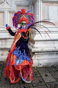 Die Kostümierten der Karnevalsparade von Venedig 2026 vor der Kirche San Zaccaria.