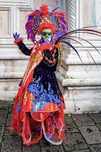 Die Kostümierten der Karnevalsparade von Venedig 2026 vor der Kirche San Zaccaria.