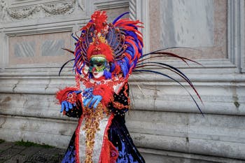 Die Kostümierten der Karnevalsparade von Venedig 2026 vor der Kirche San Zaccaria.