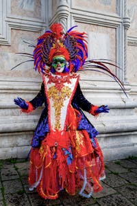Die Kostümierten der Karnevalsparade von Venedig 2026 vor der Kirche San Zaccaria.