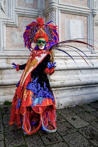 Die Kostümierten der Karnevalsparade von Venedig 2026 vor der Kirche San Zaccaria.