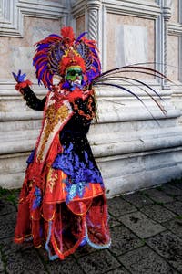 Die Kostümierten der Karnevalsparade von Venedig 2026 vor der Kirche San Zaccaria.