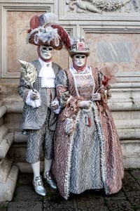 Die Kostümierten der Karnevalsparade von Venedig 2026 vor der Kirche San Zaccaria.