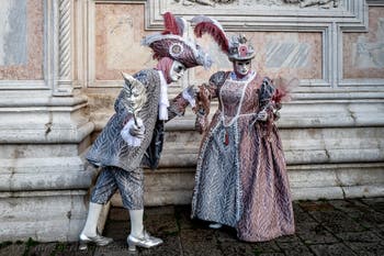 Die Kostümierten der Karnevalsparade von Venedig 2026 vor der Kirche San Zaccaria.