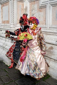 Die Kostümierten der Karnevalsparade von Venedig 2026 vor der Kirche San Zaccaria.