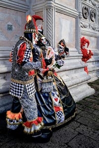 Die Kostümierten der Karnevalsparade von Venedig 2026 vor der Kirche San Zaccaria.