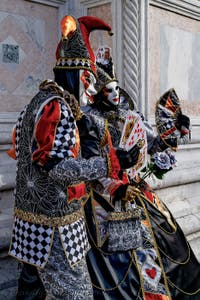 Die Kostümierten der Karnevalsparade von Venedig 2026 vor der Kirche San Zaccaria.