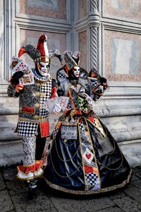 Die Kostümierten der Karnevalsparade von Venedig 2026 vor der Kirche San Zaccaria.