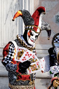 Die Kostümierten der Karnevalsparade von Venedig 2026 vor der Kirche San Zaccaria.