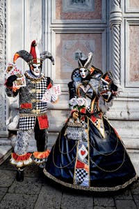 Die Kostümierten der Karnevalsparade von Venedig 2026 vor der Kirche San Zaccaria.