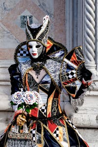 Die Kostümierten der Karnevalsparade von Venedig 2026 vor der Kirche San Zaccaria.